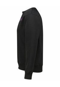 Crna dukserica s okruglim izrezom i rebrastim manžetama. Sadrži izvezeni logo u ljubičastoj boji na prsima. Mekani materijal od mješavine pamuka.