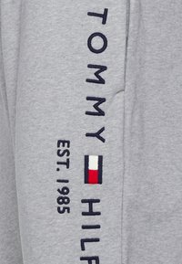 Tommy Hilfiger LOGO  - Calças de fato de treino - light grey heather