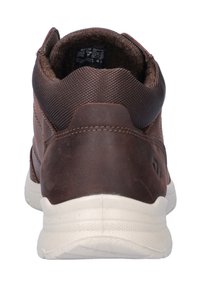 Stivali ankle in pelle marrone con tomaia in tessuto, colletto imbottito color beige, suola bianca e dettagli di cucitura. La vista posteriore mette in evidenza il design.