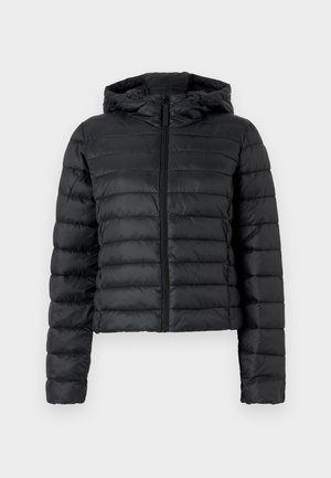 Doudoune noire avec capuche, présentant un design matelassé, une fermeture éclair à l'avant et des manches longues. Le matériau semble lisse et brillant.