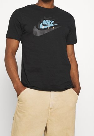 Czarna bawełniana koszulka z odważnym niebieskim i szarym logo Nike Air na przodzie. Okrągły dekolt i krótkie rękawy. Luźny krój.