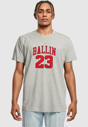 Grå bomull T-skjorte med rød tekst som leser "BALLIN" og tallet "23" i en dristig, sporty design. Korte ermer og rund hals.