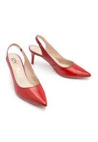 Tacones de charol rojos con tira en el talón, punta afilada y tacones de 3 pulgadas. El interior presenta letras doradas y una textura suave.