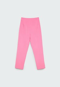 Pantalon fuselé taille haute rose vif en tissu lisse, posé à plat sur un fond gris clair.