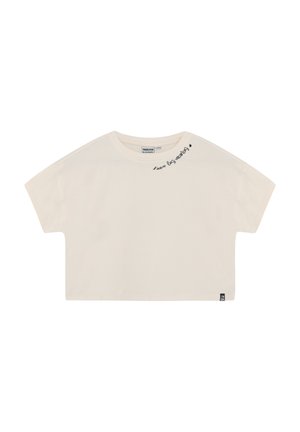 Afkortet, off-white bomulds-T-shirt med rund hals, faldende skuldre og sort broderet tekst på forsiden. Mærke nederst til venstre.