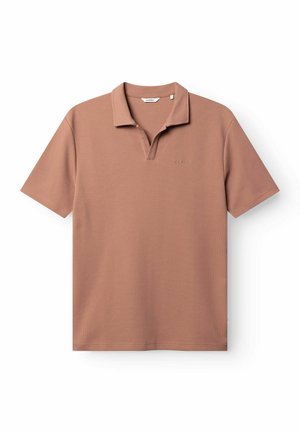 Kratka rjava polo majica z teksturo, kratkimi rokavi, ovratnikom in izrezom v obliki črke V, položena ravno na belem ozadju.