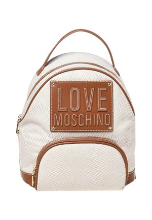 Crèmekleurige rugzak met bruine leren afwerking en een grote bruine patch met de tekst "LOVE MOSCHINO" aan de voorkant.