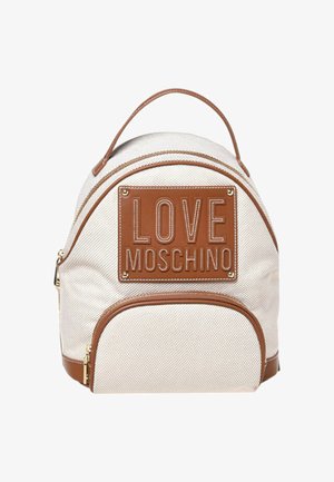 Zaino con texture color crema, rifiniture in pelle marrone e grande toppa marrone con la scritta "LOVE MOSCHINO" sul davanti.