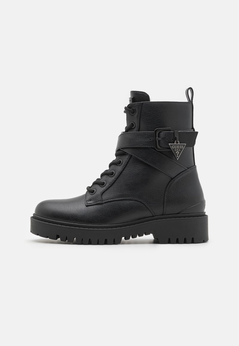 Stivaletti neri alla caviglia realizzati in pelle testurizzata, con punta rotonda, design con lacci, dettaglio con cinturino e fibbia, e suola in gomma spessa.