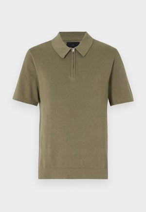 Camiseta polo de manga corta en verde oliva, con cuello de cremallera, tela texturizada y dobladillo recto. Diseño simple y limpio.