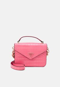 Rosa faux-krokodil läderhandväska med guldaccessoarer, viköppning, justerbar rem och triangel-logga som accent på framsidan.