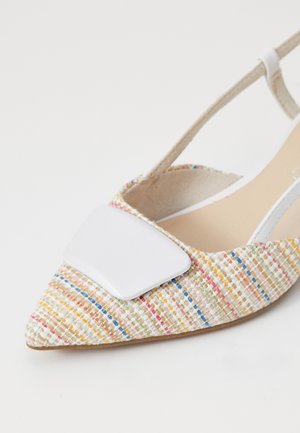 Zapato de tacón slingback con punta puntiaguda, hecho de tela tejida multicolor. Cuenta con una correa ajustable blanca y un tacón bajo y redondeado.