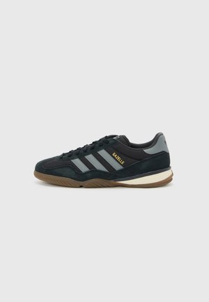 GAZELLE SALA UNISEX - Treniņu apavi - core black/grey three/gum
