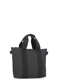 Borsa tote nera impermeabile con doppie maniglie superiori e una ampia tracolla. Presenta un design minimalista e una texture liscia. Chiusura con zip.