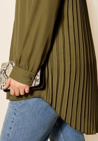 Friends Like These CURVES PLEATED BACK REGULAR FIT - Blúzka so zapínaním na gombíky - khaki green