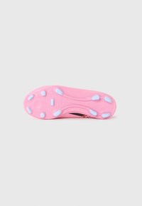 Semelle de chaussure en caoutchouc rose avec un design texturé, comportant de multiples clous de traction et des accents bleu clair. Logo de la marque noir sur le côté.