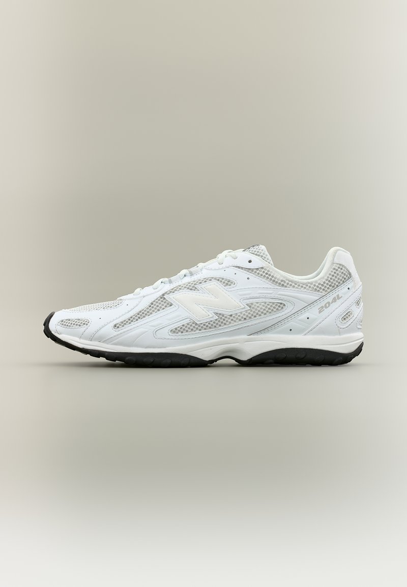 Λευκό και γκρι αθλητικό παπούτσι New Balance 204L με πάνελ από δίχτυ και μαύρη σόλα, εμφανιζόμενο σε αριστερή πλάγια όψη σε ουδέτερο φόντο.