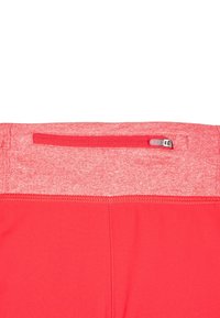 Pantalones cortos deportivos rojos con una cinturilla ancha y un bolsillo con cremallera. La tela parece suave con una textura sutil y costuras resistentes.