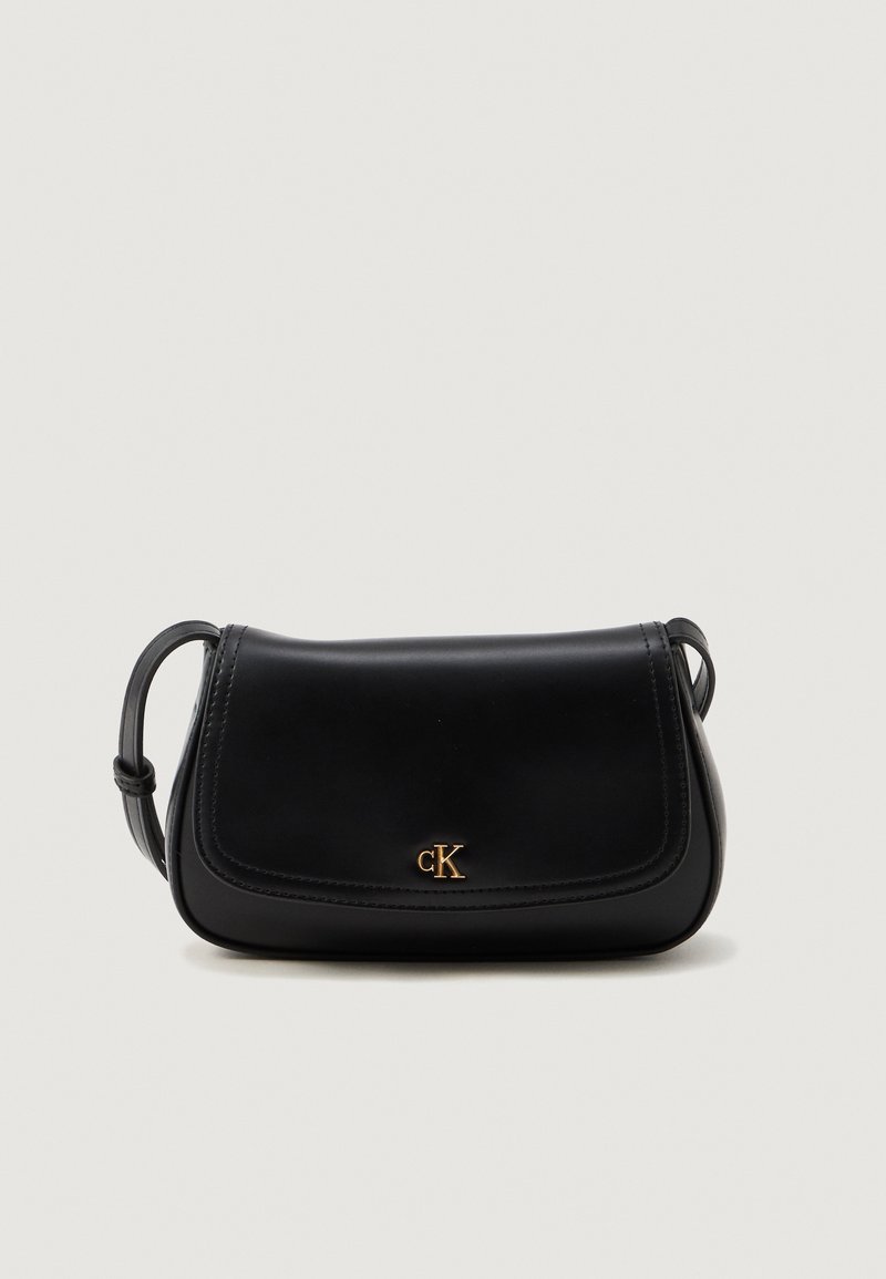 Borsa a spalla in pelle nera con forma curva, accento con logo dorato e design semplice della patta. Texture liscia e tracolla regolabile.