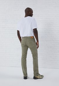 Pier One Tiesaus kirpimo džinsai - green