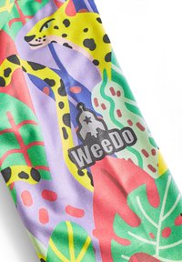 Farverigt stof med en gul leopard, grønne blade og abstrakte mønstre. Indeholder et sort "WeeDo" logo. Glat tekstur.