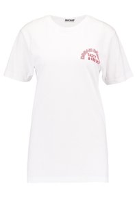 Camiseta de algodón blanca con mangas cortas y cuello redondo. Presenta un diseño de texto en rojo que dice "DREAM", "TASTY" y "& FRESH."