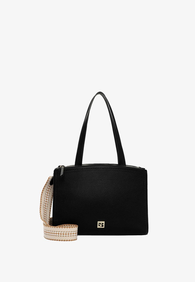 Mustast nahast käekott tekstuurse viimistlusega, millel on kaks lühikest kahvlit ja eemaldatav mustriline rihm. Peal lukuga sulguv.