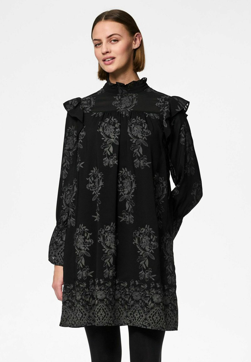 Černé šaty s květinovým vzorem, volány na ramenou, vysoký límec, sklady v přední části a dlouhé rukávy. Mají vzorovaný lem.