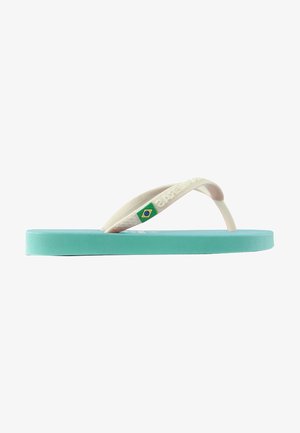 Chanclas con una suela verde menta, tiras de goma blancas y un pequeño acento de bandera brasileña. Diseño plano, material ligero.