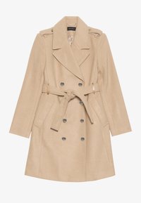 Beige dvouřadový kabát z jemného materiálu, s páskem v pase, velkými knoflíky a ramenními epauletami. Dlouhé rukávy s bočními kapsami.