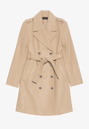 Abrigo beige de doble botonadura fabricado en material suave, con cintura ceñida por cinturón, grandes botones y hombreras. Mangas largas con bolsillos laterales.