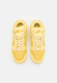 Nike Sportswear DUNK TWIST - Sportcipő - saturn gold/soft yellow