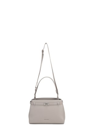 Borsa a mano rettangolare in pelle grigio chiaro con manico superiore, tracolla regolabile e piccola fibbia argentata sul davanti su sfondo bianco.
