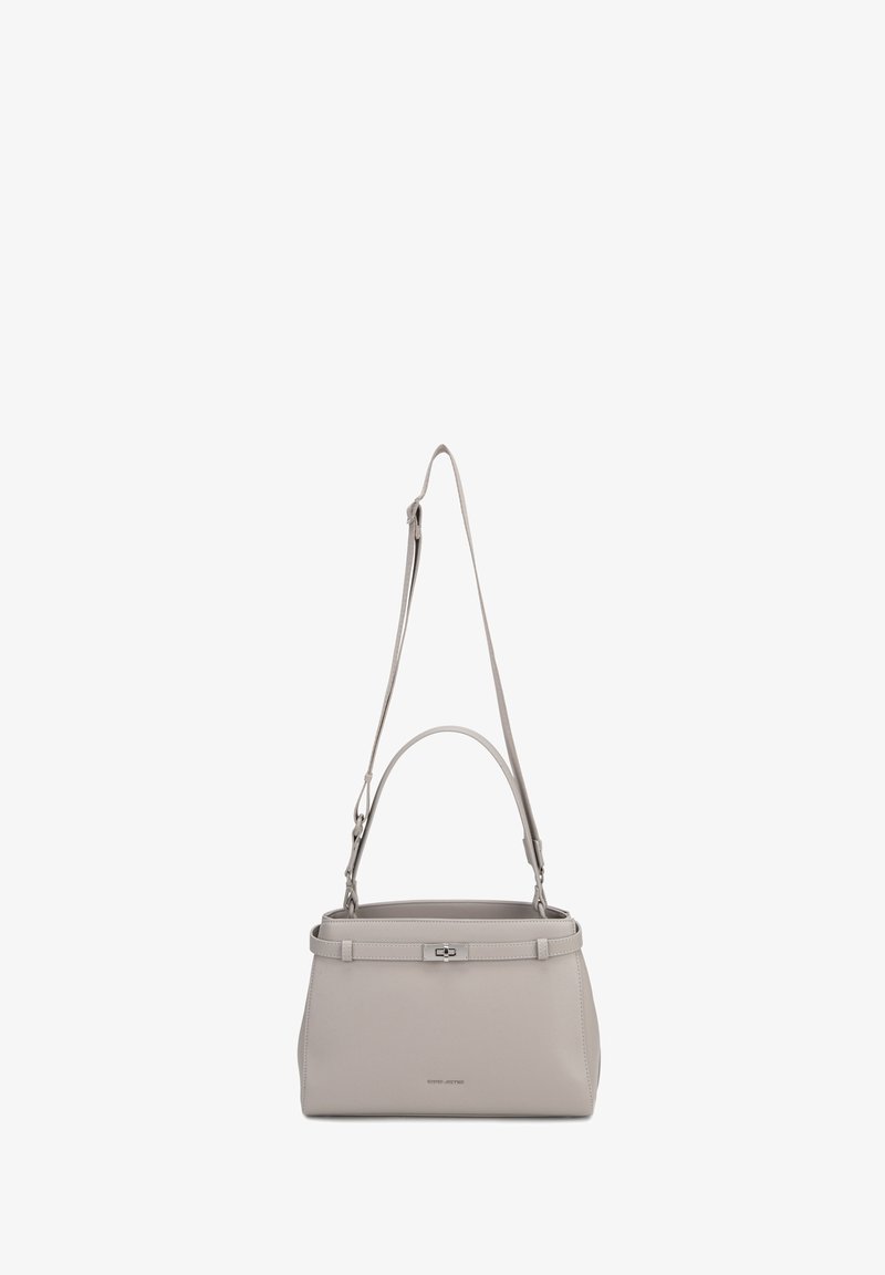 Sac à main rectangulaire en cuir gris clair avec poignée supérieure, bandoulière réglable et petite fermeture argentée à l'avant sur fond blanc.