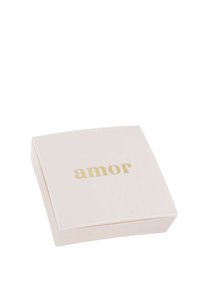 Caja cuadrada, de textura suave, color rosa pálido y bordes redondeados, con la palabra "amor" en letras doradas en la parte superior.