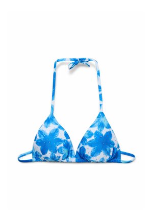 Niebiesko-biały trójkątny top bikini w kwiaty z wiązaniem na szyi typu halter oraz na plecach, na jednolitym białym tle.