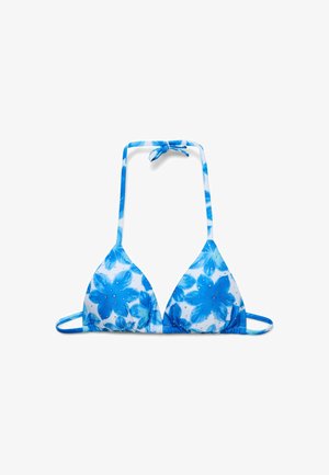 Top bikini triangolare blu e bianco a fiori con collo halter e laccetti sul retro su sfondo bianco semplice.