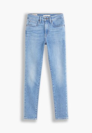 Jean en denim bleu clair à coupe slim, comprenant cinq poches, une fermeture à bouton et à glissière, et un léger délavage le long des jambes.