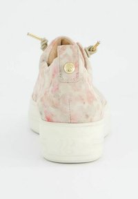 Sneaker in suede rosa chiaro con motivo floreale, dotata di una suola in gomma bianca e dettagli in hardware dorato vicino ai lacci.