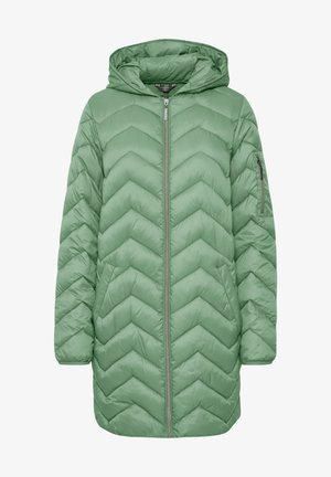 Giacca parka verde imbottita con cappuccio, caratterizzata da un design a rombi trapuntato, chiusura frontale con zip e tasche laterali con zip.