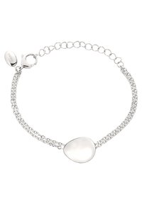 Pulsera de plata que presenta dos cadenas entrelazadas que conducen a un colgante suave en forma de gota. Incluye un cierre de langosta.