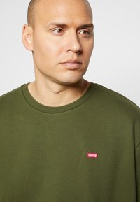 Levi's® Plus ORIGINAL CREW - Camisola - mossy green