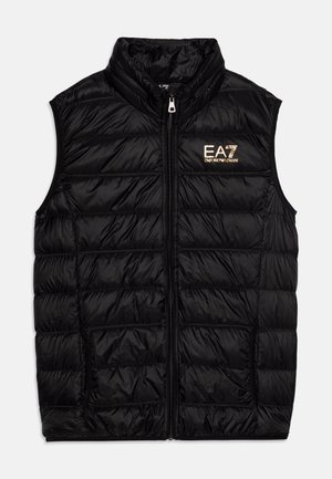 Schwarze gesteppte ärmellose Daunenweste mit Frontreißverschluss und goldfarbenem EA7 Emporio Armani Logo auf der linken Brust.