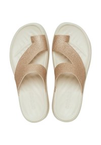 Gouden glitterslippers met een kruislings ontwerp. De voetbed is gebroken wit en heeft een gestructureerd oppervlak. "Crocs" logo zichtbaar.