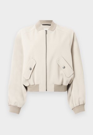 Lysebeige bomberjakke med lynlås foran, to klaplommer med trykknapper, ribbet krave, ærmegab og nederkant.