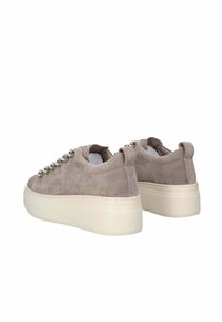 Sneakers platform in suede grigio con una forma liscia e arrotondata, caratterizzati da accenti metallici lungo i lacci e una suola bianca spessa.
