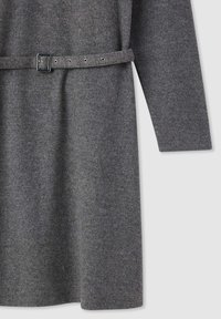 Abito di lana grigia con maniche lunghe e cintura. La cintura presenta una fibbia quadrata e più fori. Texture morbida con un colore uniforme.