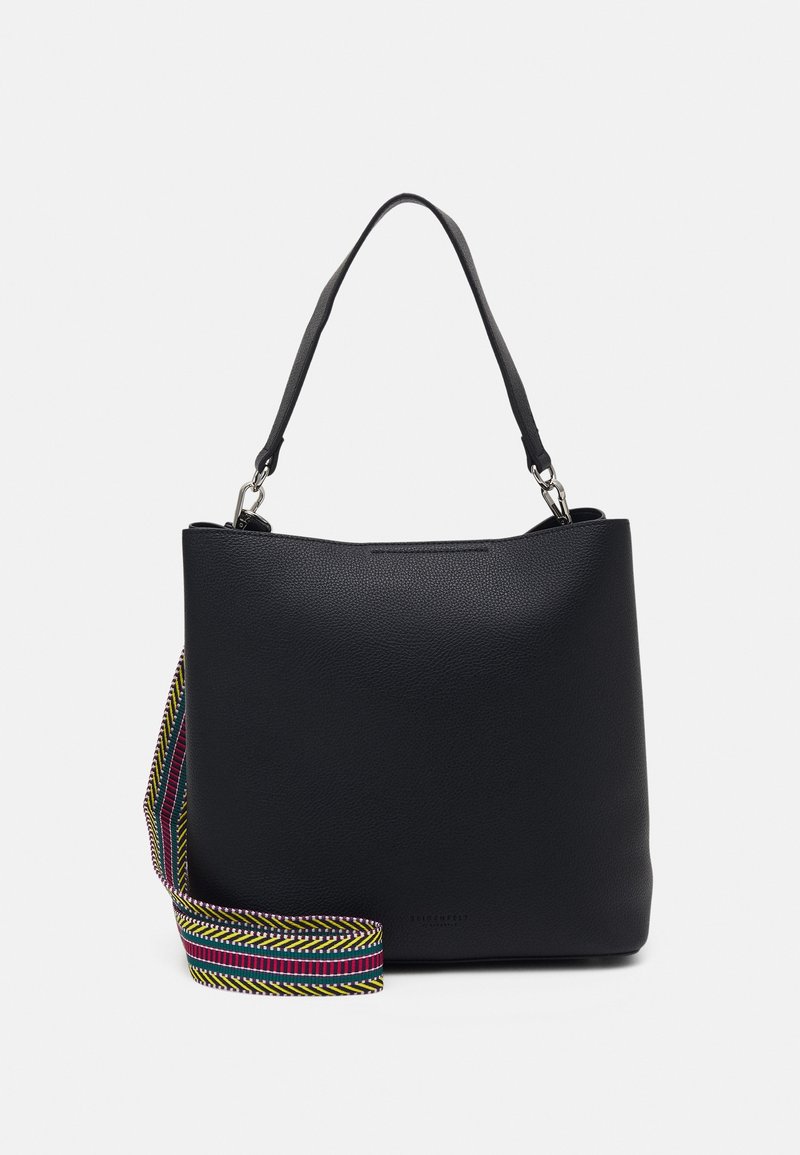 Sac à main en cuir noir texturé avec une large bandoulière détachable rayée multicolore et une anse fine.