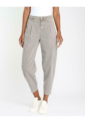 Pantalones cargo gris claro con cintura ajustada, piernas anchas, pliegues frontales, bolsillos con pestañas y cierre de botón. Combinados con zapatillas blancas.