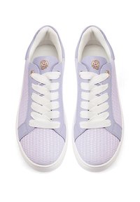 Sneakers viola con lacci bianchi, tomaia in mesh e sintetico liscio, punta rotonda, design minimalista e dettagli in metallo dorato.